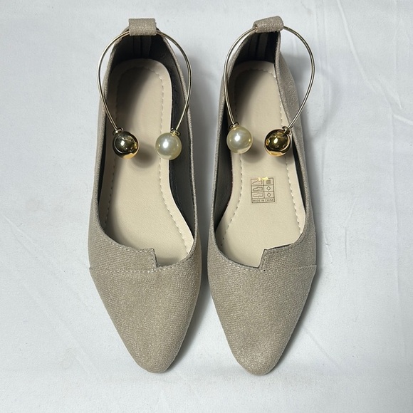 NIB Tan Flats with Pearl Accent Ankle T-Strap Detail Sz 39 - Picture 1 of 7